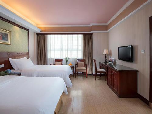 pokój hotelowy z 2 łóżkami i telewizorem w obiekcie Vienna Hotel Nanchang Railway Staion w mieście Nanchang