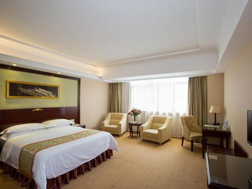 Postel nebo postele na pokoji v ubytování Vienna Hotel Heyuan High-Tech Yi Road
