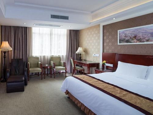 een hotelkamer met een bed en een bureau bij Vienna Hotel Dongguan Songshan Lake in Dongguan