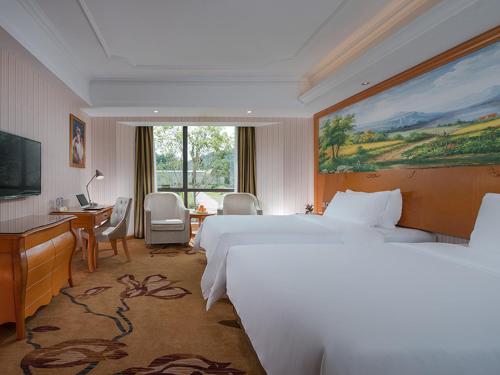 Ένα ή περισσότερα κρεβάτια σε δωμάτιο στο Vienna Hotel (Danxia Mountain Scenic Spot)