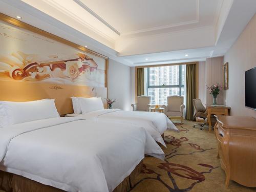 pokój hotelowy z 2 łóżkami i telewizorem w obiekcie Vienna International Hotel Shenzhen Qianhai w mieście Shenzhen