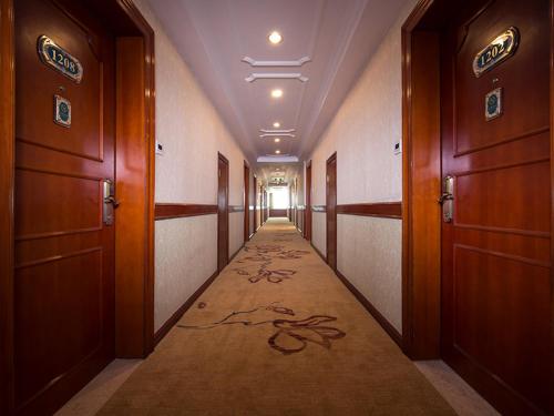 korytarz z długim przejściem wstrzymanym w obiekcie Vienna Hotel Shenzhen Yousong Branch w mieście Bao'an