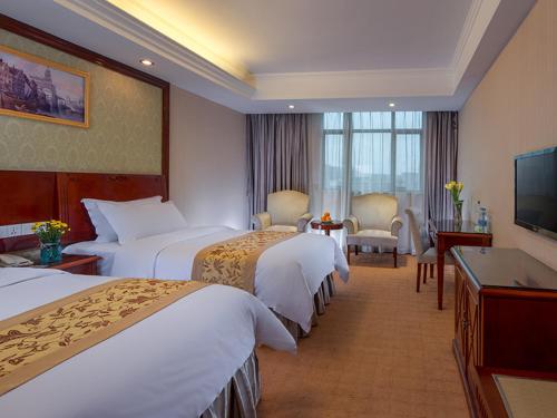 Кровать или кровати в номере Vienna Hotel Guangzhou Airport 2