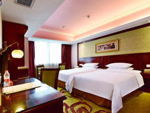 Katil atau katil-katil dalam bilik di Vienna Hotel Shenzhen Railway station