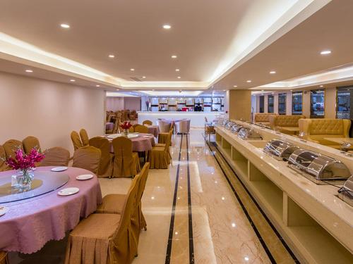 a banquet hall with tables and chairs and a bar at Vienna Hotel Foshan Ceramic City in Foshan