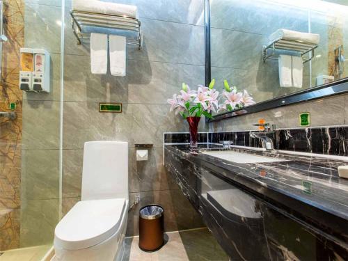 een badkamer met een toilet en een wastafel bij Vienna Hotel Dongguan East Bus Station in Dongguan