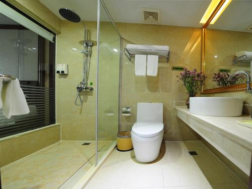 La salle de bains est pourvue de toilettes, d'une douche et d'un lavabo. dans l'établissement Vienna Hotel Hangzhou Yuhang Linping, à Yuhang