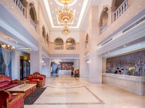 a large lobby with couches and a chandelier at Venus Royal Hotel Guilin Airport in Guilin