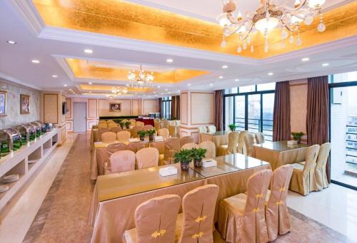 a banquet hall with tables and chairs in a restaurant at Vienna Hotel Guangdong Huizhou Yuanzhou in Yuanzhou