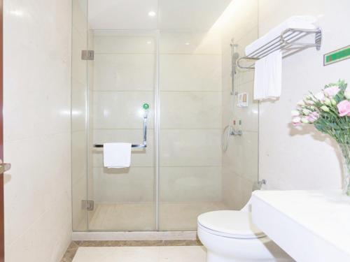 La salle de bains est pourvue d'une douche, de toilettes et d'un lavabo. dans l'établissement Vienna Hotel Ningbo Ninghai, à Shang-ts'un