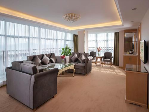 una gran sala de estar con sofás y una mesa. en Vienna Hotel Guangzhou Panyu Dashi Qiao en Cantón