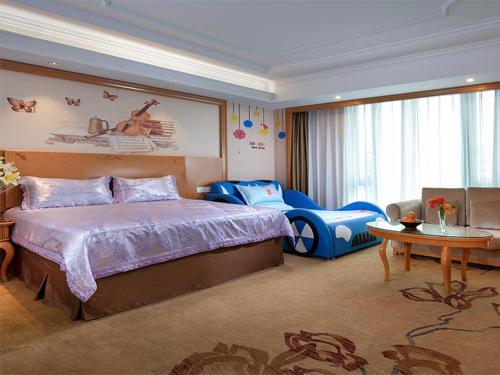 a large bedroom with a large bed and a play area at Vienna International Hotel Foshan Beijiao New City Meidi Headquarter in Shunde