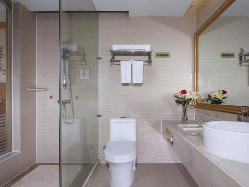 
A bathroom at Vienna Classic Hotel Ganzhou Meilin
