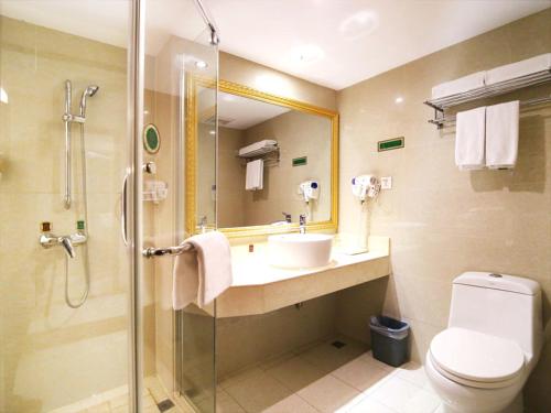 La salle de bains est pourvue de toilettes, d'un lavabo et d'une douche. dans l'établissement Vienna Hotel CHangsha Bayi Bridge Hefu, à Changsha