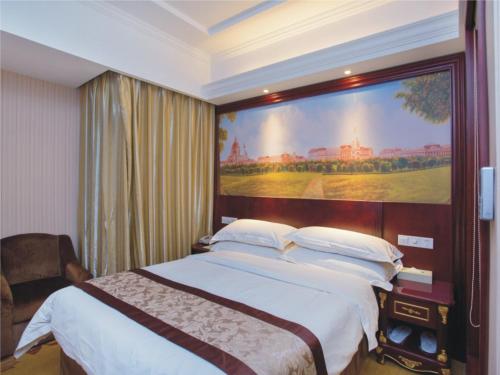 Säng eller sängar i ett rum på Vienna Classic Hotel Shanghai Hoingqiao National Exhibition Centre Xujing