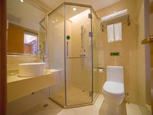 e bagno con doccia, servizi igienici e lavandino. di Vienna 3 Best Hotel Luoding Chuangyue Building a Shuangdongjieban