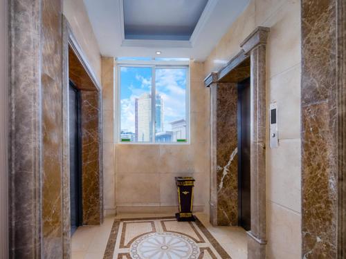 a hallway with a window in a building at Vienna International Hotel Jingdezheng People Square in Jingdezhen