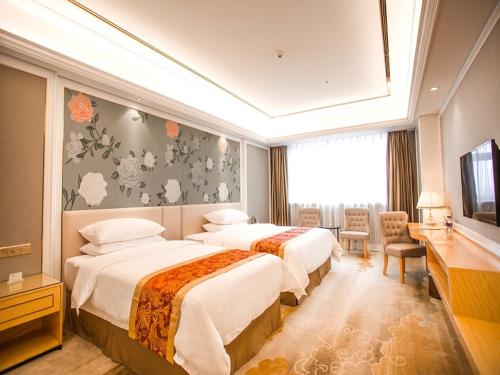 蕭山的住宿－維也納國際酒店杭州火車南站店，酒店客房设有两张床和电视。
