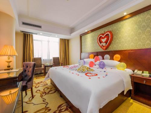 Ένα ή περισσότερα κρεβάτια σε δωμάτιο στο Vienna Hotel Guilin Railway Staion