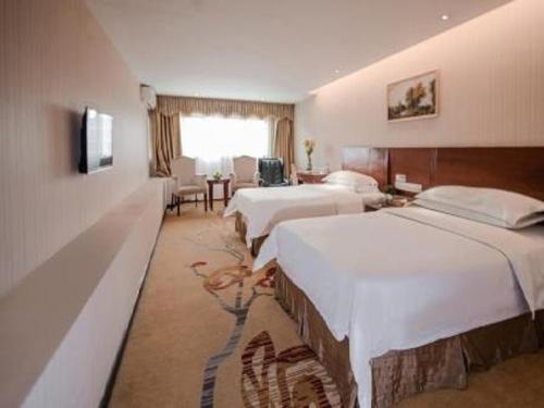 Cama o camas de una habitación en Vienna 3 Best Hotel Shenzhen Guanlan Golf