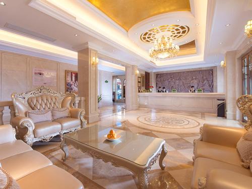 a living room with a couch and a coffee table at Vienna Hotel Guangzhou Shiling in Huadu