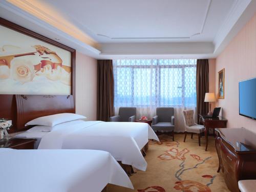 En eller flere senge i et værelse på Vienna Classic Hotel Nanchang Jiefang West Road