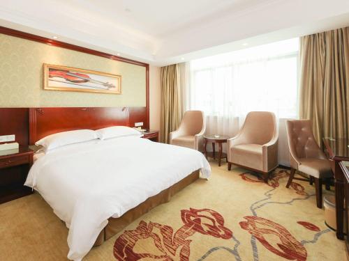 Кровать или кровати в номере Vienna Hotel Guangzhou Dongpu Bus Station