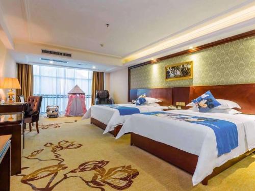 Ένα ή περισσότερα κρεβάτια σε δωμάτιο στο Vienna Hotel Guilin Railway Staion
