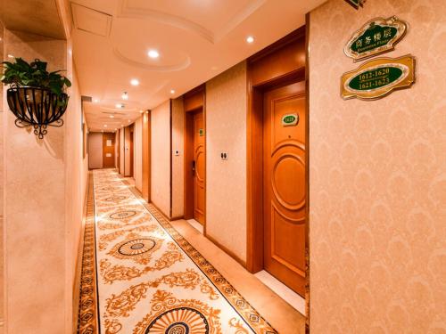 a hallway of a hotel with a hallwayngth at Vienna Hotel Kunshan North Qingyang Road in Kunshan
