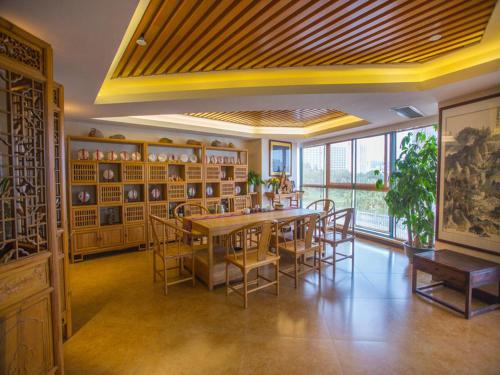 Un comedor con mesa y sillas en Vienna International Hotel Luogang Wanda Plaza, en Guangzhou