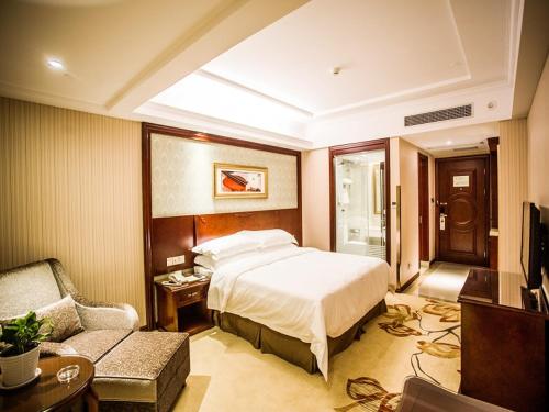 En eller flere senger på et rom på Vienna 3 Best Hotel Sheyang Jiefang Rd