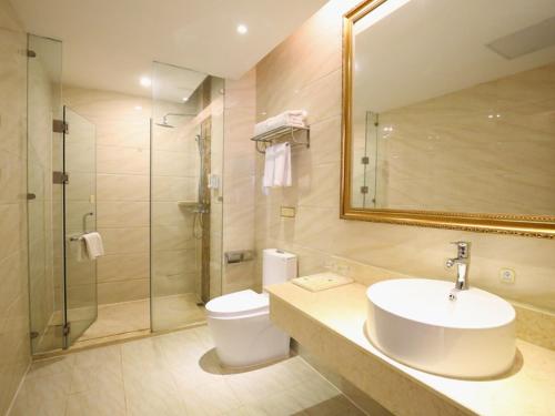 een badkamer met een wastafel, een toilet en een douche bij Vienna 3 Best Hotel Sheyang Jiefang Rd in Sheyang