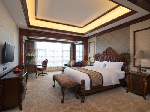 YangxiにあるVenus Royal Hot Spring Hotel Guangdong Yangxi Storeの大きなベッドルーム(大型ベッド1台、テレビ付)