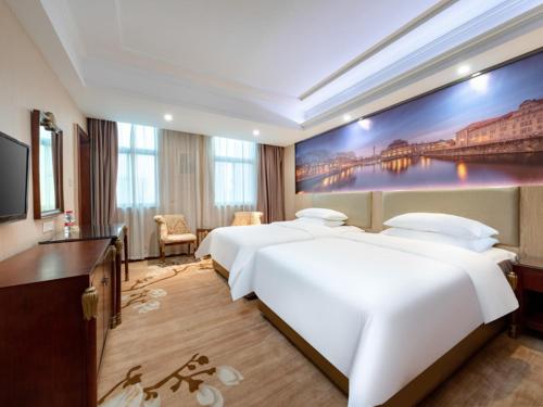 Gallery image of Vienna Hotel Shenzhen Songgang Shajiang Road in Bao'an