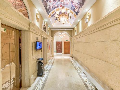 un corridoio di un edificio con un lampadario di Vienna Hotel Zhengzhou Airport a Zhengzhou