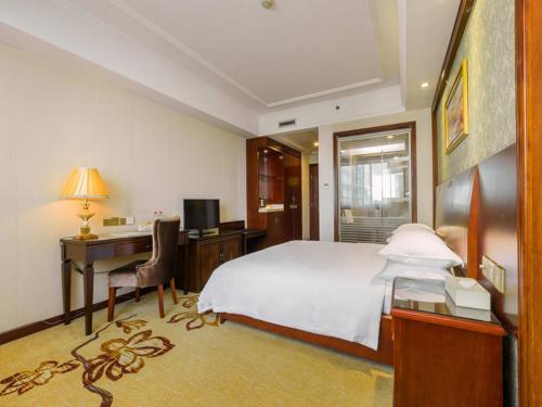 Ένα ή περισσότερα κρεβάτια σε δωμάτιο στο Vienna Hotel Guilin Railway Staion