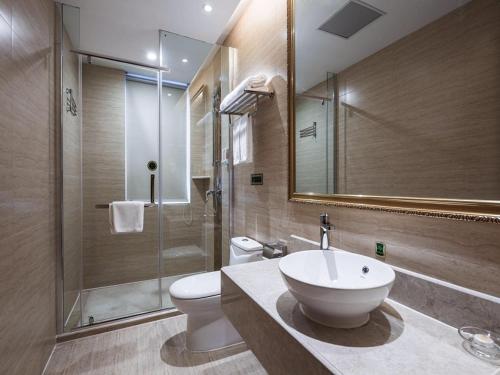 uma casa de banho com um lavatório, um WC e um chuveiro em Vienna Hotel Jiangsu Changzhou Qingfeng Park em Changzhou