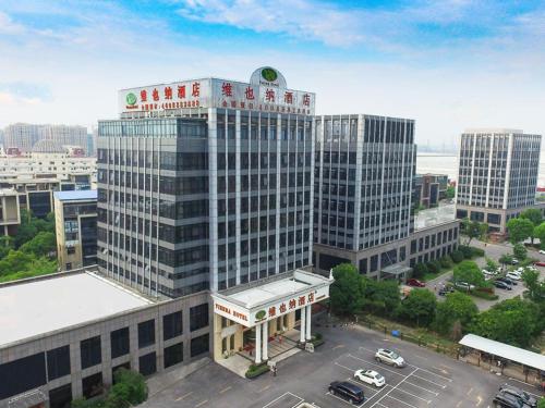 an overhead view of a large building with a parking lot at Vienna Hotel Shanghai Happy Valley in Songjiang
