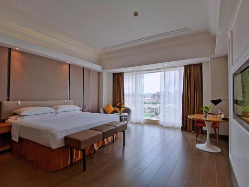 מיטה או מיטות בחדר ב-Vienna International Hotel Zhongshan Shiqi Kanghua Road