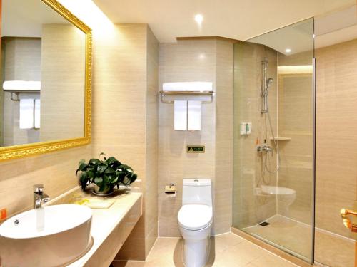 uma casa de banho com um WC, um lavatório e um chuveiro em Vienna Hotel Hefei East Changjiang Road em Hefei
