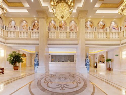 a large lobby with a chandelier in a building at Vienna International Hotel (Shen Zhen Buji Dafen shop) in Shenzhen