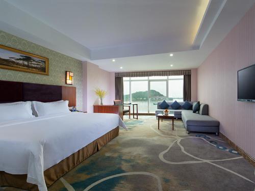 Кровать или кровати в номере Vienna Hotel Guangdong Shanwei Feicui Bay