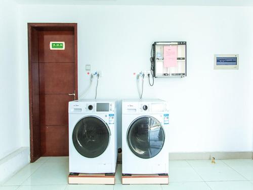 a washing machine and a washer in a room at Vienna International Hotel Zhangjiajie Tianmen Mountain in Zhangjiajie