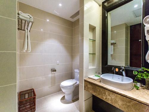 A bathroom at Vienna International Hotel Zhangjiajie Tianmen Mountain