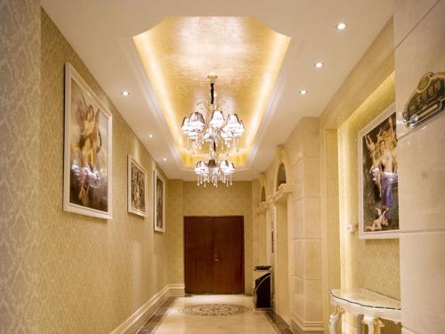 a hallway with a ceiling with a chandelier and a door at Vienna International Hotel Ningbo Wanda in Ningbo