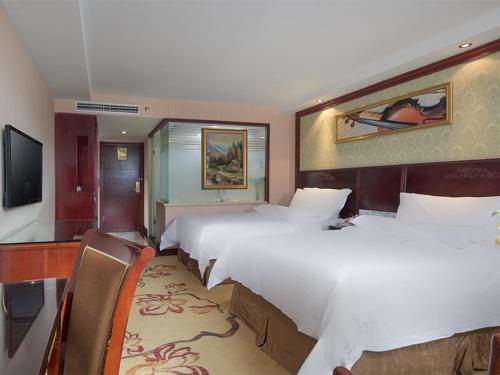 Llit o llits en una habitació de Vienna International Hotel Guilin Zhongshan Road