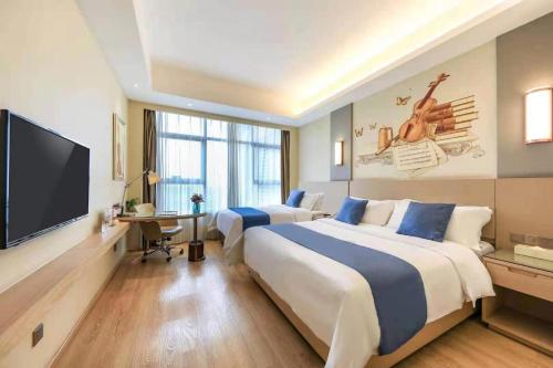 um quarto de hotel com duas camas e uma televisão de ecrã plano em Vienna International Hotel Chong Qing Yu Bei Airport em Chongqing