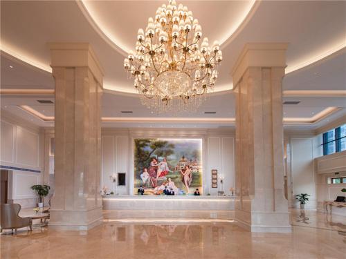 重慶市にあるVienna International Hotel Chong Qing Yu Bei Airportの建物内のシャンデリアのある広いロビー