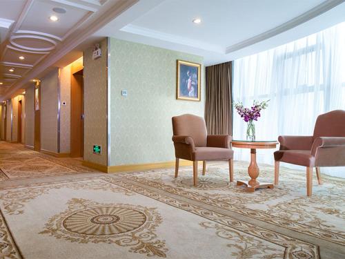 Гостиная зона в Vienna International Hotel - Long Hua Wan Zhong Cheng Branch
