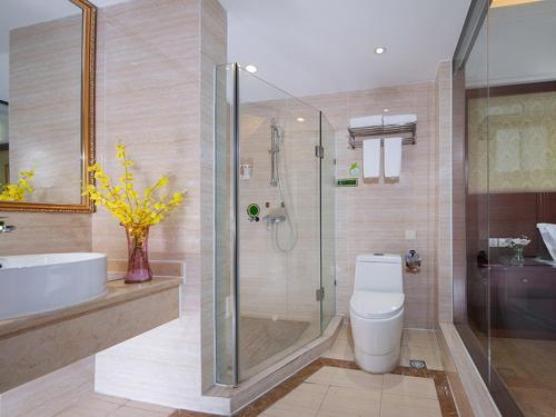 uma casa de banho com um chuveiro, um WC e um lavatório. em Vienna Hotel Nanning Changhu Road em Nanning